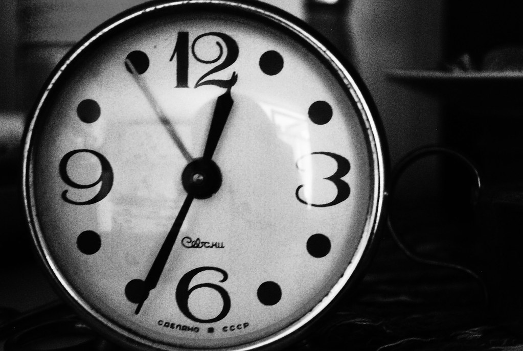 Relógio marcando próximo às 7 horas simboliza a aproximação do novo dia de semana, evocando ansiedade e pressão do tempo