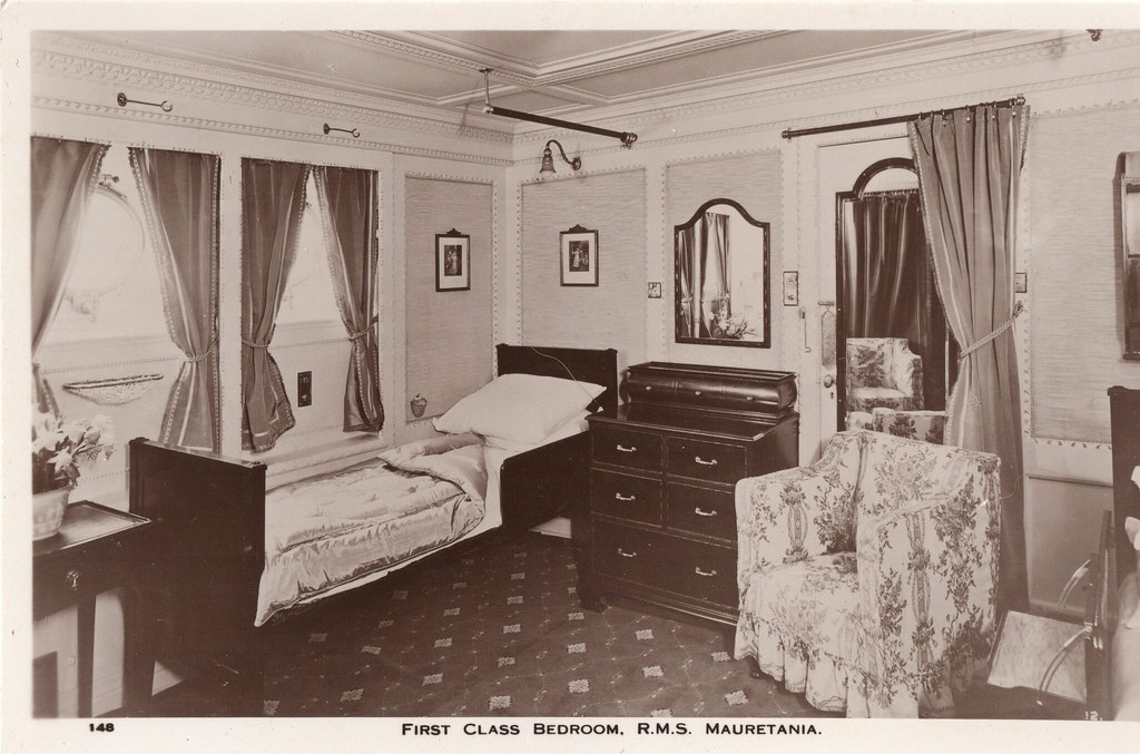 Quarto elegante e organizado do navio Mauretania que ilustra um ambiente de repouso confortável e bem estruturado, contr