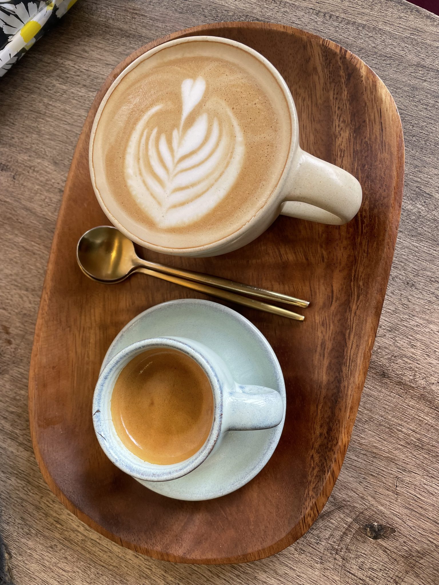 Duas xícaras de café sobre uma mesa de café iluminada pelo sol