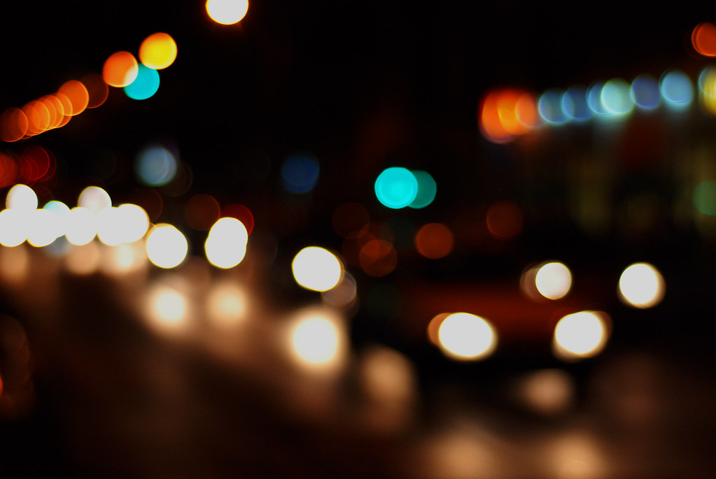 Luzes desfocadas da cidade à noite, como uma tela cheia de estímulos