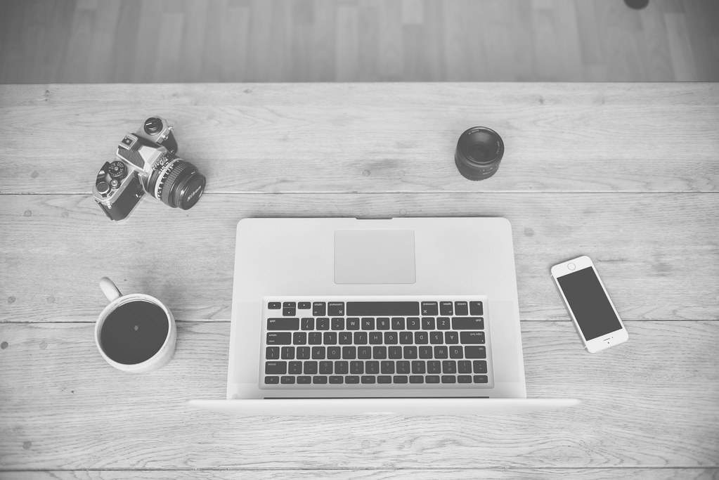 Workspace minimalista que evoca produtividade e ansiedade moderna, ilustrando bem a tensão entre tecnologia e bem-estar 