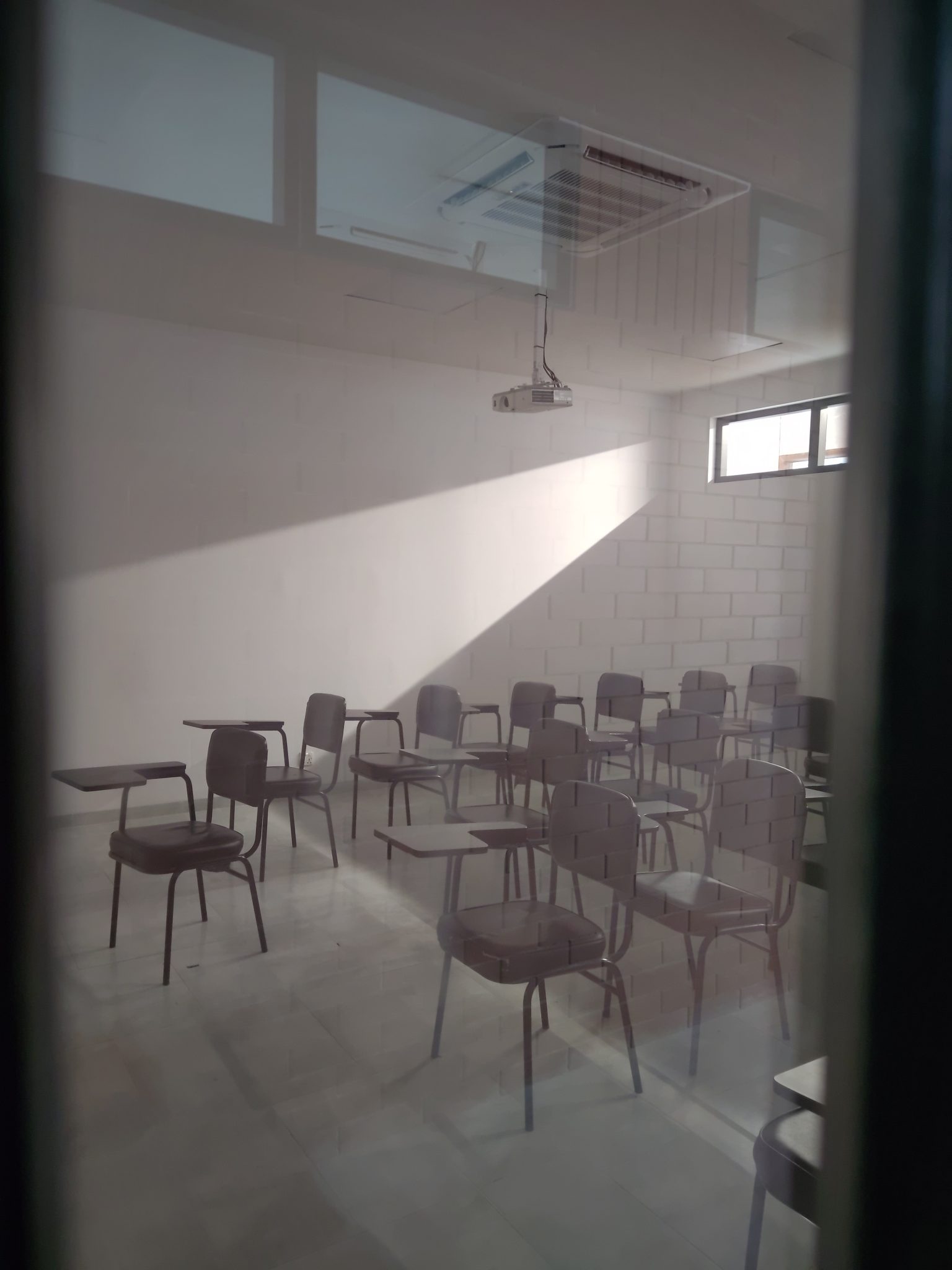 Sala vazia com cadeiras dispostas, iluminada por luz natural, transmitindo sensação de espera e antecipação que ilustra 