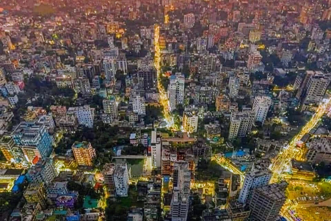 Xícara de chá apoiada na janela com luz suave da manhã