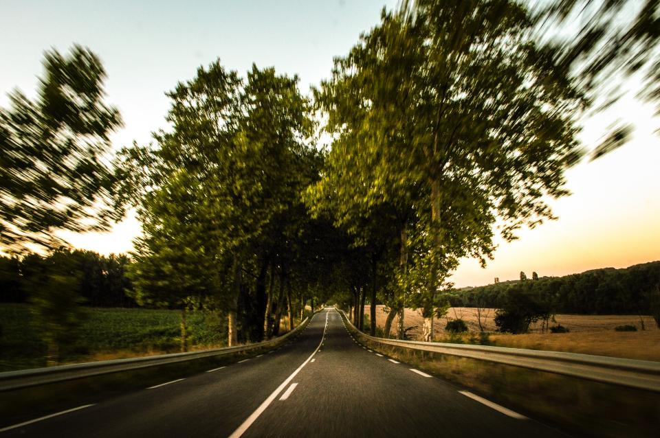Estrada vazia ao amanhecer, cena tranquila e sem pressa