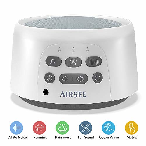 Smartphone aceso sobre a cama no escuro, com a tela iluminando o ambiente silencioso