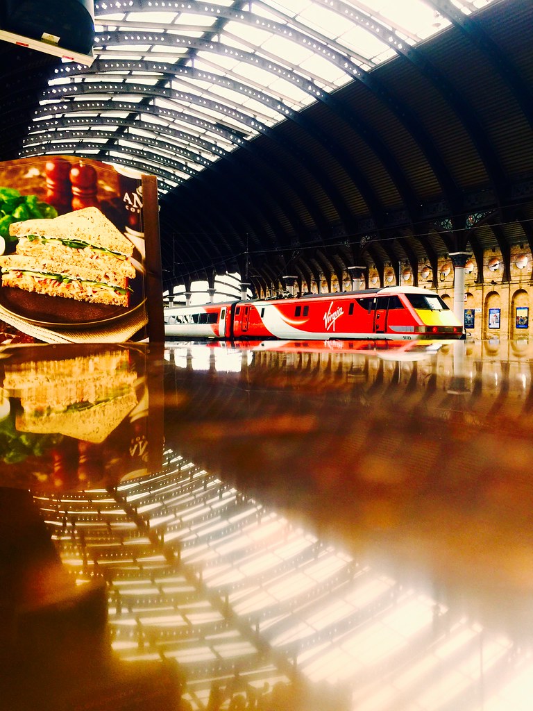 Mesa de café perto da janela com uma cadeira vazia na luz da manhã