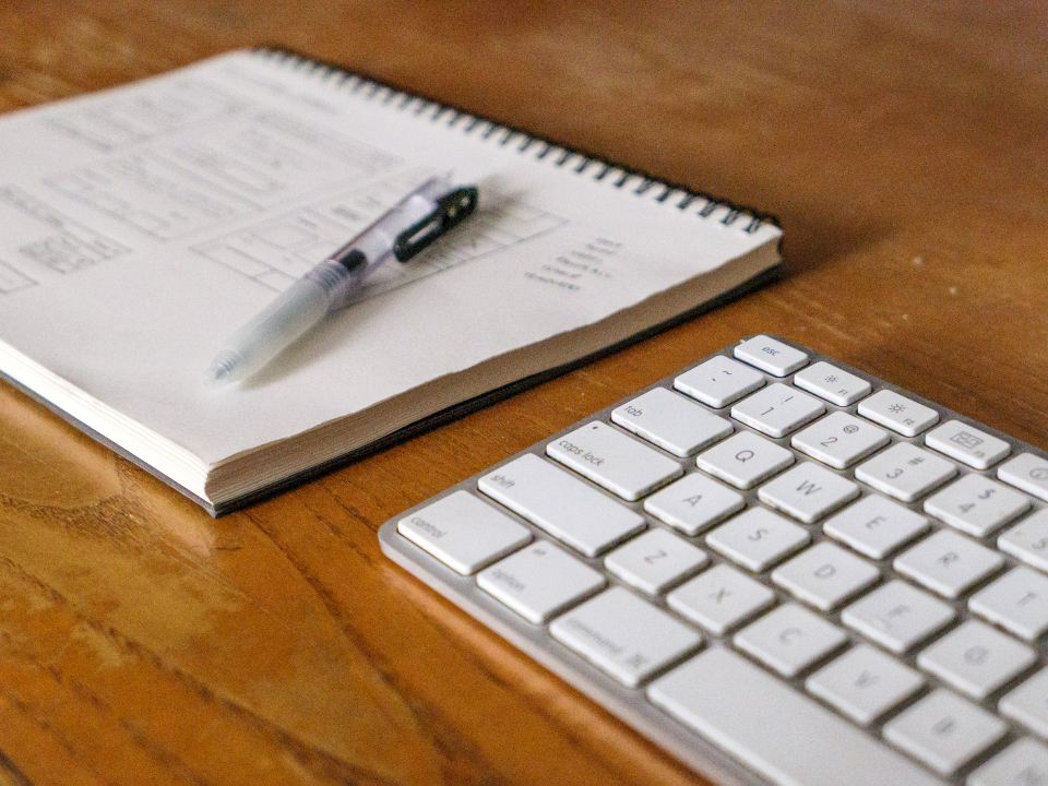 Caderno e caneta sobre a mesa